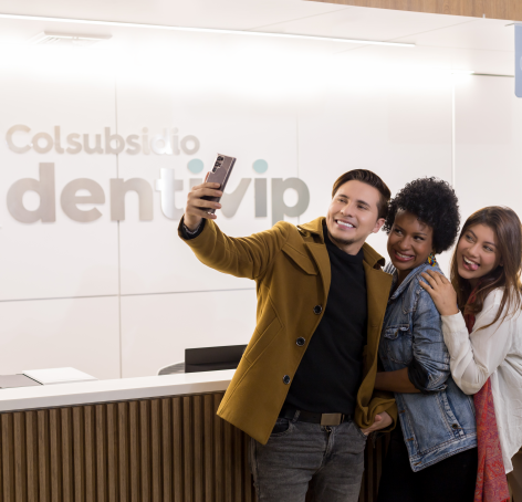 pacientes tomandose una foto en dentivip