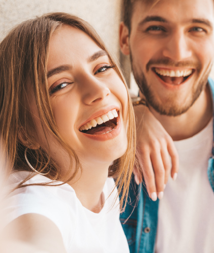 pareja de jovenes disfrutan de una limpieza dental