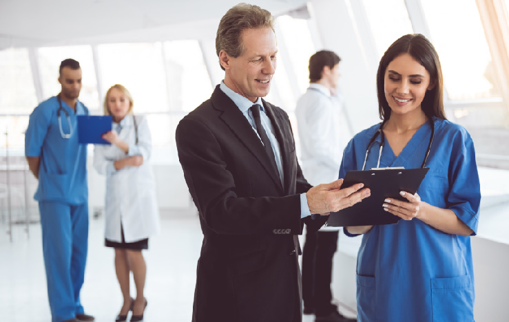 personal de salud colsubsidio analizando chequeos medicos