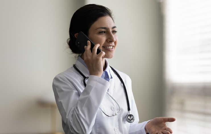 doctora realizando atencion medica en linea