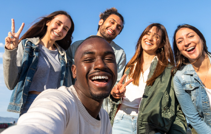 jovenes felices de usar servicios de dentivip