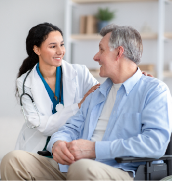doctora ofreciendo servicio medico a paciente