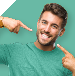 hombre sonriente señalando su diseño de sonrisa