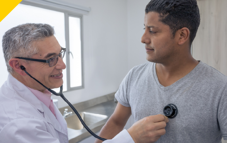 doctor realizando un chequeo medico a paciente