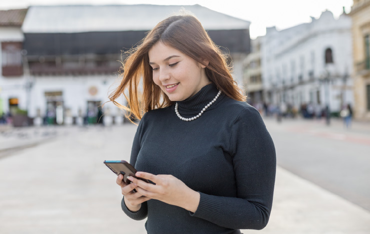 mujer gestionando sus citas colsubsidio desde el celular