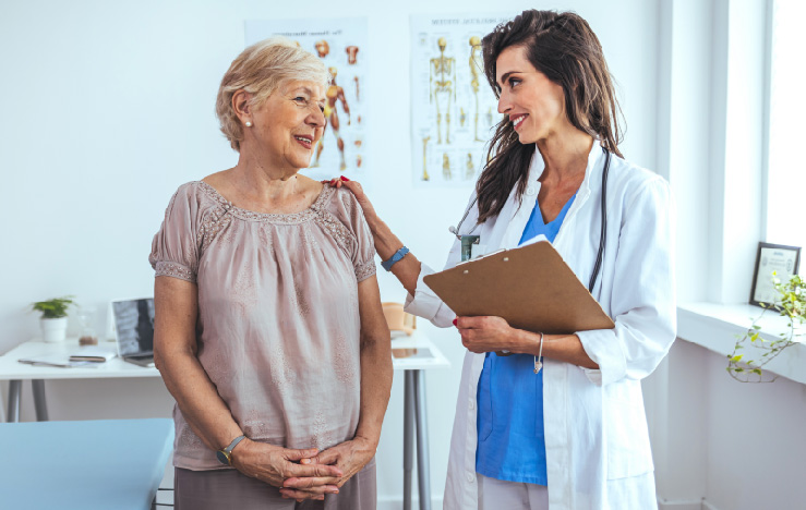 mujer de edad siendo atendida por doctora de salud colsubsidio