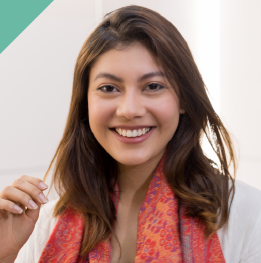 mujer feliz por aprovechar servicios de odontologia integral
