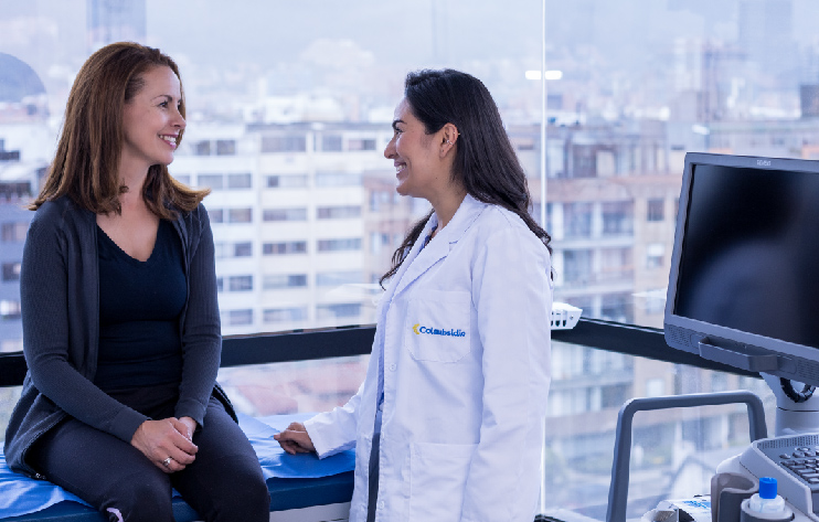doctora del plan complementario se mira con paciente