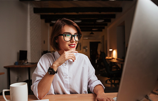mujer con gafas lee sobre el chequeo activo desde computador