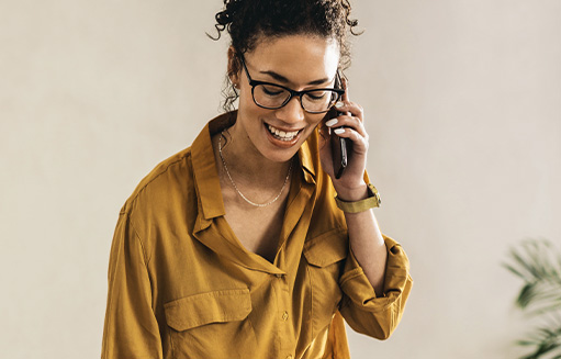 mujer con gafas hablando por telefono