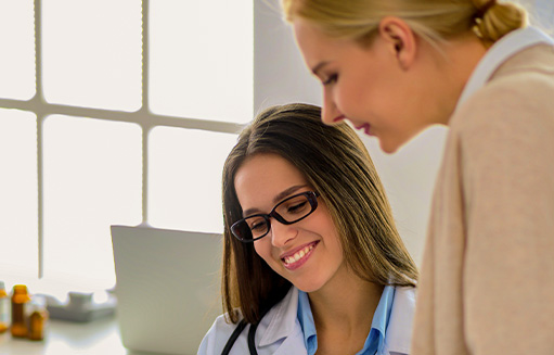 doctora mostrando beneficios del chequeo activo a paciente