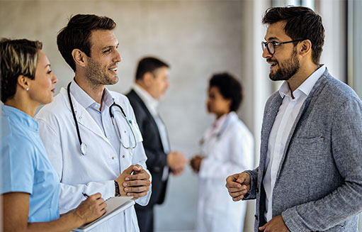 empresario hablando con doctores del chequeo emprendedor