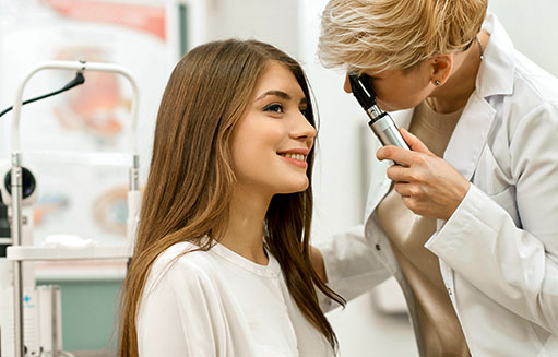 doctora realizando chequeo medico a paciente