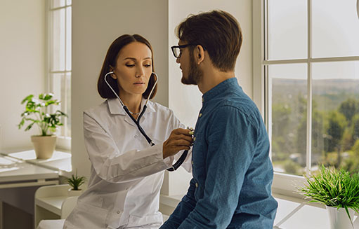 doctora realizandole un chequeo vital a paciente