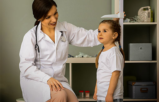 nina recibiendo chiquichequeo de doctora