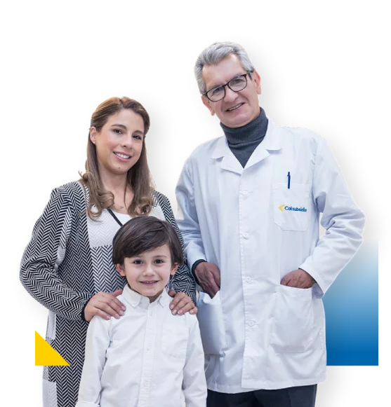 familia feliz junto a doctor del plan complementario colsubsidio