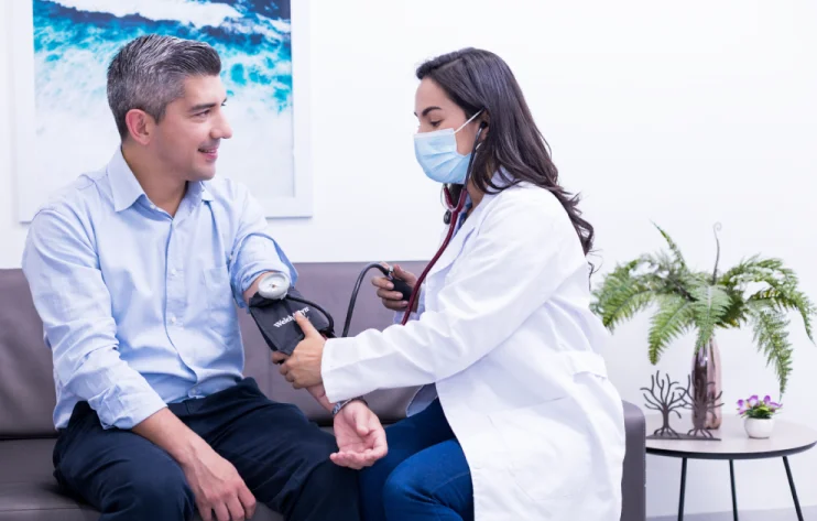 medico a domicilio del pac colsubsidio tomando presion a paciente