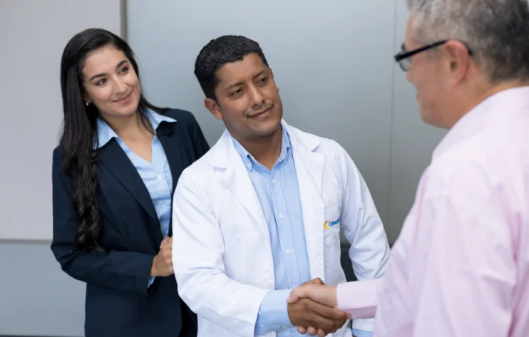 doctor del plan complementario estretando la mano de paciente