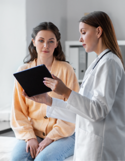 doctora del plan de atencion complementaria atendiendo a paciente