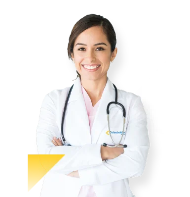 doctora de colsubsidio salud con los brazos cruzados