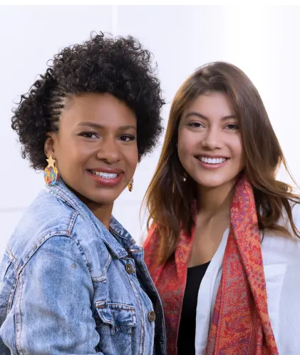 mujeres felices de usar los servicios de salud colsubsidio