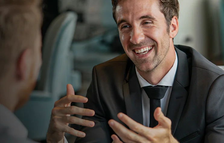 hombre sonriente por usar el tratamiento de ortodoncia colsubsidio