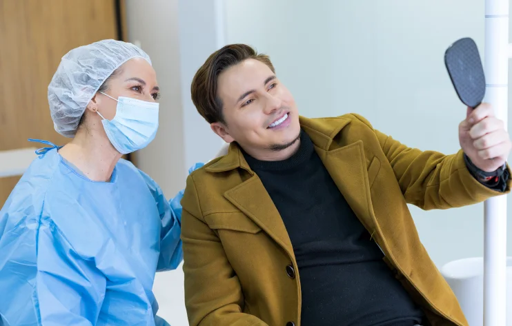 paciente revisando sus dientes con odontologa