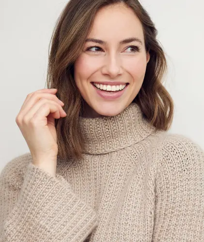 mujer sonriente por usar los servicios de odontologia colsubsidio