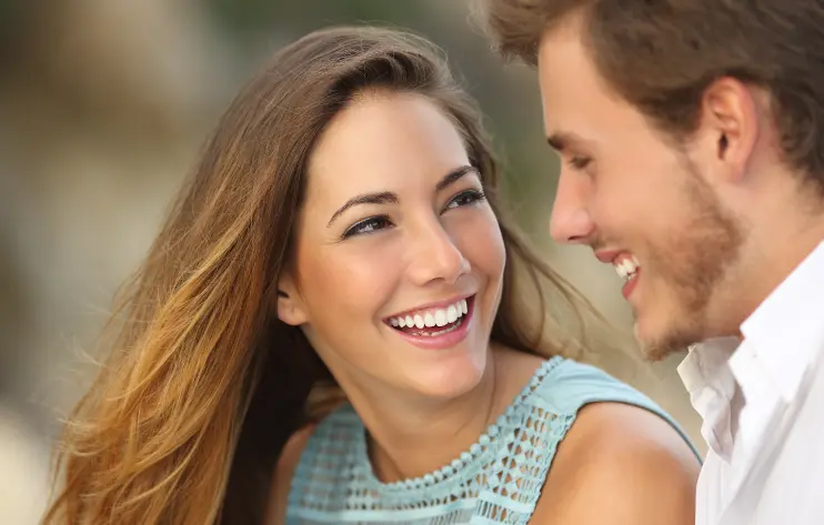 pareja se mira feliz y sonriendo