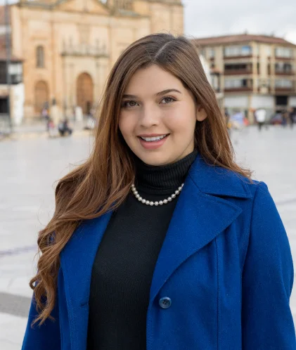 mujer sonriendo con sus dientes saludables