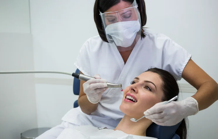 odontologa realizando diseno de sonrisa a paciente
