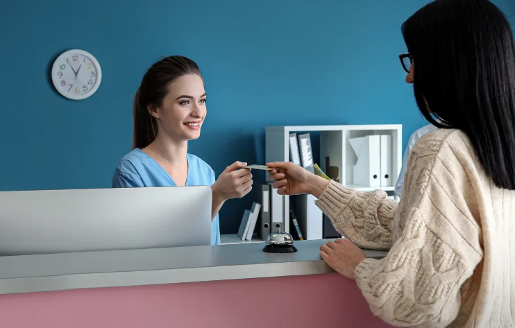 paciente pagando por el servicio de odontologia integra