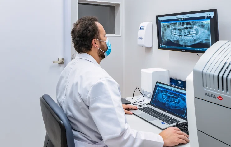 doctor analizando radiografia dental de paciente