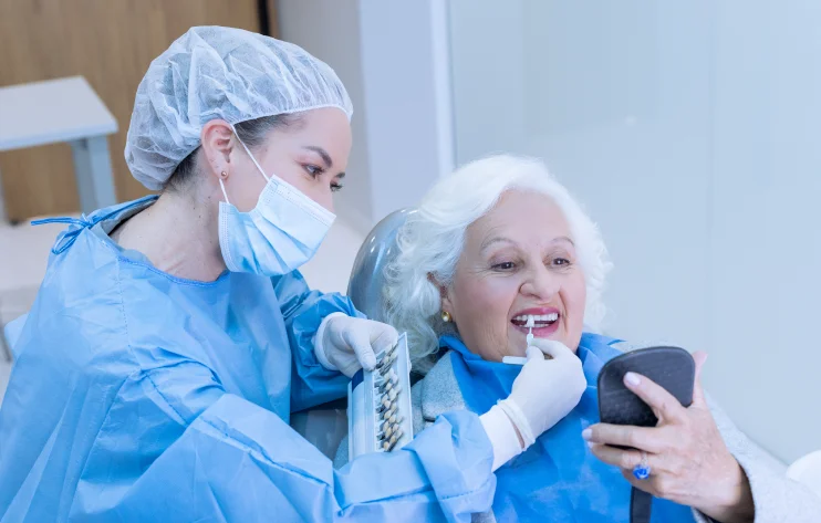 mujer de edad recibiendo implante dental