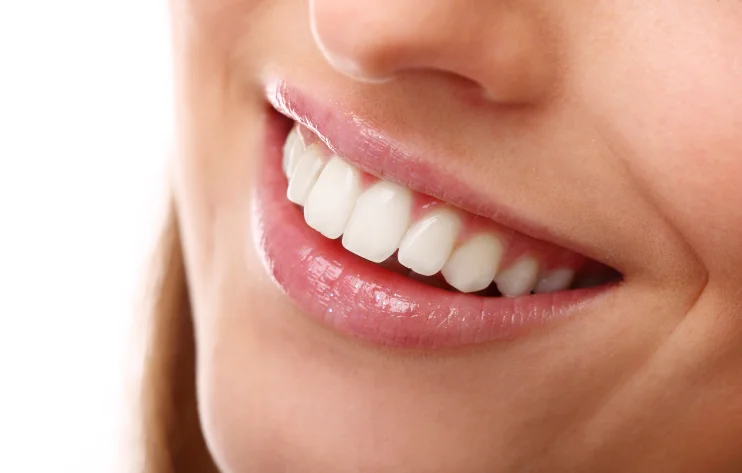 sonrisa de mujer en plano detalle