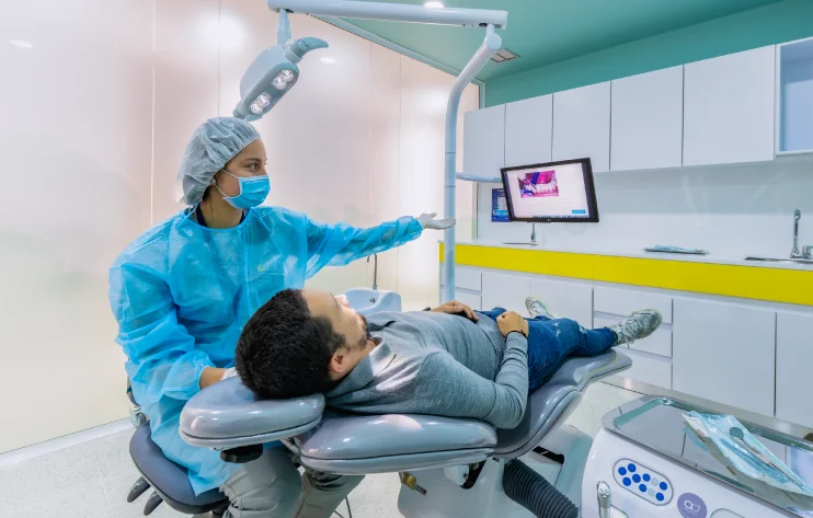 paciente recibiendo indicaciones de odontologa de dentivip