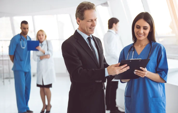 personal de salud colsubsidio analizando chequeos medicos