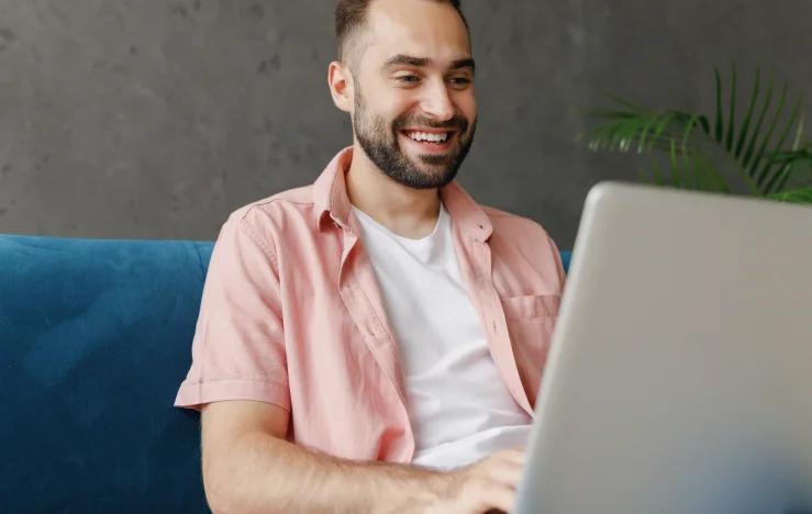 joven feliz usando el portal salud colsubsidio
