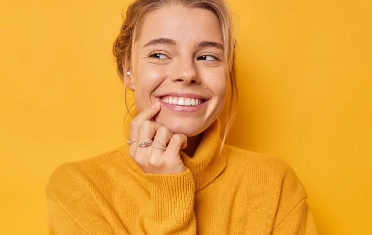 mujer tocando su diseno de sonrisa