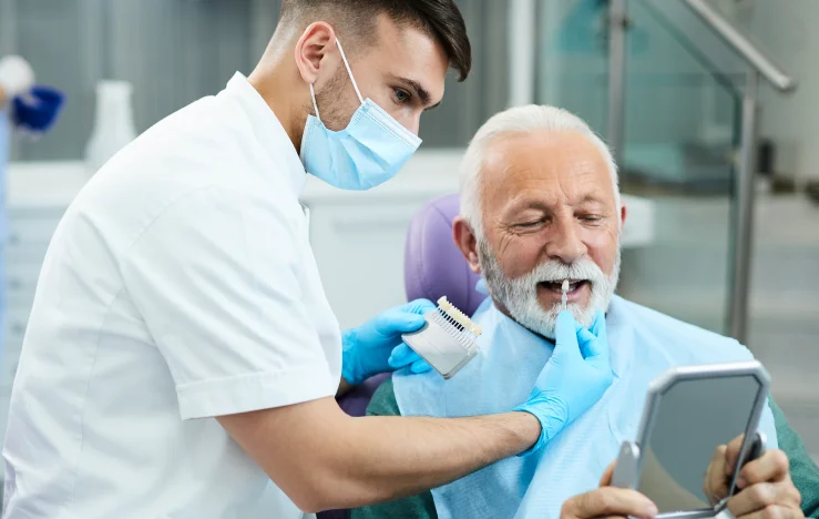 hombre de edad recibiendo rehabilitacion oral