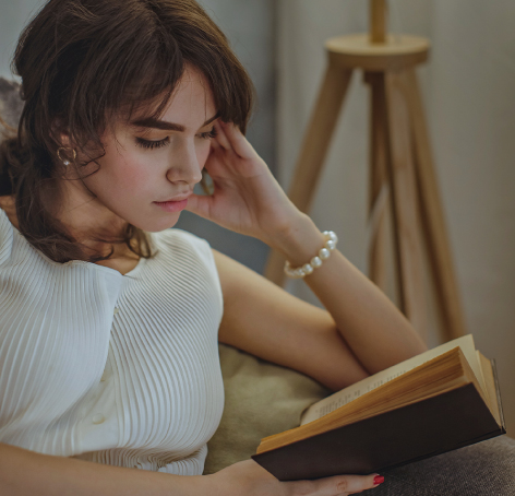 mujer leyendo un libro