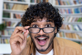 hombre feliz con sus lentes luego de terapia ortoptica