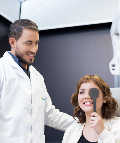 mujer haciendose un examen de ojos junto a doctor