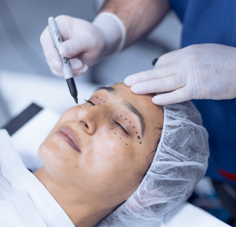 mujer recibiendo oculoplastia