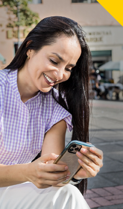 mujer feliz de acceder a los servicios del portal salud desde celular