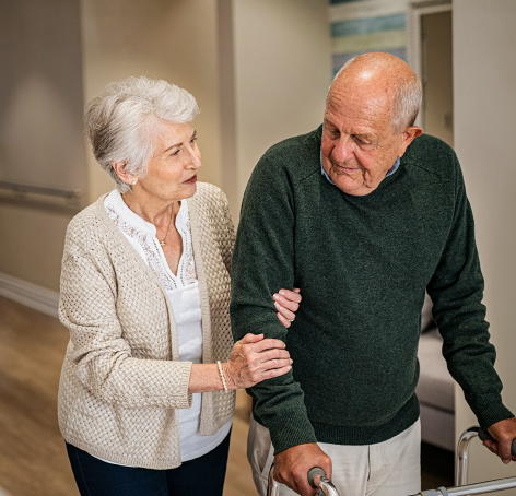 pareja de edad feliz por la hospitalizacion domiciliaria