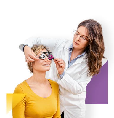 doctora poniendo marco de prueba en ojos de paciente