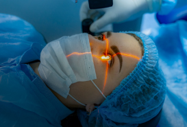 paciente recibiendo laser quirurgico