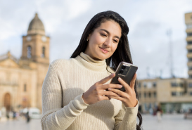 mujer usando celular y descargando sus resultados médicos