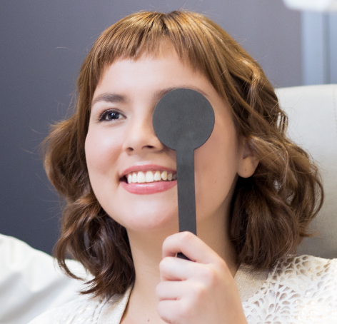 mujer haciendose un examen de ojos para terapia ortoptica